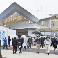 開業した幕張豊砂駅からイオンモール幕張新都心に向かう人々＝１８日、千葉市美浜区
