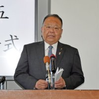 就任式で幹部職員らに訓示する西田市長＝２７日午前、佐倉市役所
