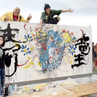 実行委代表の斉藤さん（左から２人目）とイベントで作品をライブ制作した作家たち