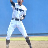 ５回表、満塁で左中間３点三塁打を放ち塁上でガッツポーズする千葉北の大枝＝１２日、県総合ＳＣ
