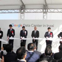 データセンター開所式でリボンをカットする奥山グーグル日本法人代表（左から３人目）、エマニュエル駐日米大使（同４人目）ら＝１３日、印西市