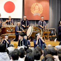 雨の参道に勇壮な響き　成田太鼓祭開幕　八千代高コラボ演奏も