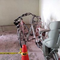自転車などが焼けた火災現場＝２２日午前、浦安市