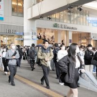 県内の通勤・通学客、マスク姿目立つ　５類移行初日の朝　「人の目、気になる」「やっぱり息苦しい」　新型コロナ