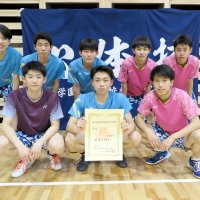 男子団体優勝の敬愛学園（県高体連提供）