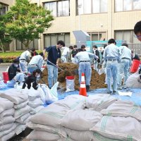 台風に備え土のう作り　「町民の安全守るため」　町職員や土木業者、思い込め　多古