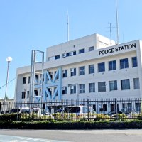 スーパー「ナリタヤ」に車突っ込む　高齢男性「アクセル強く踏みすぎた」　富里