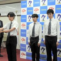 賞揚を授与された（右から）香取さん、吉川さん、杉川さん、木下さん＝千葉市美浜区の千葉西署