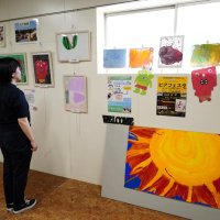 感性豊か障害者アート　いすみ、絵画８０点を展示