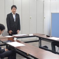 アクアラインでの時間帯に応じた変動料金制試行導入の方針を決めた「第１回交通円滑化対策検討会」の様子＝２０日、千葉県庁