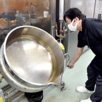 短時間で煮上げ、色や香り、風味の悪化を抑えることができる蒸気二重釜