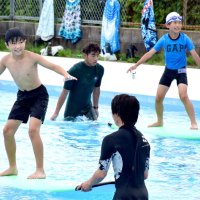 サーフィン挑戦児童に笑顔　福井プロら指導、魅力伝える　長生・高根小
