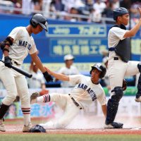 市船橋―習志野　１回表習志野２死一塁、佐藤の先制二塁打で生還する栗山（中央）＝ＺＯＺＯマリン