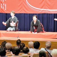 披露口上には落語協会の柳亭市馬会長（右）らが駆け付けた

