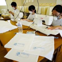 非常用袋を小学生へ　勝浦中家庭科部が手作り