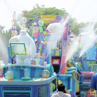 ディズニー、夏の「びしょ濡れ」イベント本格復活　ベイマックスの水噴射で「涼しい！」歓声