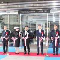 ホール開業のテープカットをするＴＫＰの河野社長（左から４人目）ら
