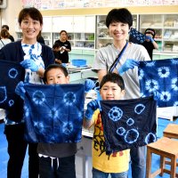 発酵生かす藍染め挑戦　親子で「世界に一つ」の柄を　神崎・米沢小
