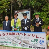 「１００周年」広島電鉄から銚子電鉄に　コラボで１千キロ結ぶバトンリレー　竹本社長、犬吠駅でゴール「重みひしひし」