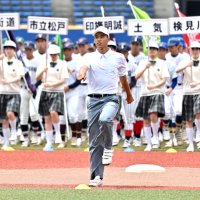 堂々と選手先導　八千代松陰・相沢さん　第１０５回全国高校野球選手権　千葉大会　第１日