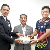 Ｄ－Ｒｏｃｋｓとオリエンタルランド　子どもの笑顔を願い特製ラグビーボール　浦安市立の小中学校に贈る