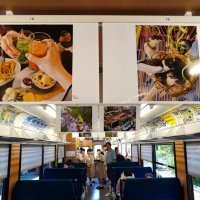 いすみ鉄道の車内中づりに展示された大多喜高美術部員の作品
