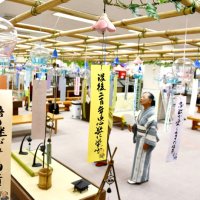 色とりどり１１０個　涼しげに響く　香取・佐原「風鈴まつり」観光客魅了