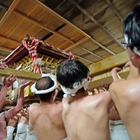 投げ上げられお宮の天井を突き破るみこし
