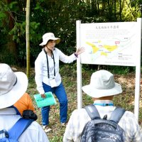 新たに御城印を発行した大友城について解説する山城ガールむつみさん＝東庄町