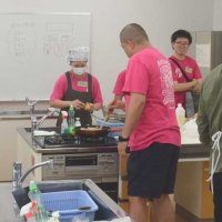 協力してご当地野菜のカレーを調理し、交流を深める参加者や、手伝う運営スタッフ＝１５日、大網白里市