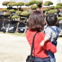 さゆは飲ませる？抱っこしてはダメ？　「孫育て」増加で新旧常識が衝突　自治体で発行広がる「祖父母手帳」　#令和の親