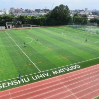 人工芝のグラウンド。高校創立５０周年、中学創立１０周年を記念して全面人工芝化した