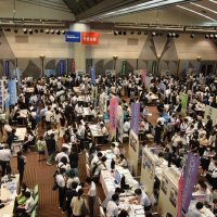 進学フェアに６２７５人　１６０校受験案内来場者熱心に質問　６日まで千葉・幕張メッセ