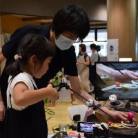 内視鏡シミュレーターの操作に挑戦する女の子
