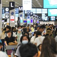 成田空港、出国ラッシュ　昨年の約４倍と予測　５類移行後初のお盆、家族連れで混み合う　国内線も１１日ピーク