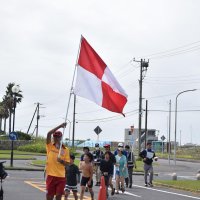 ライフセーバーの先導で避難する海水浴客ら