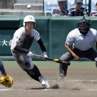 専大松戸－東海大甲府　７回裏専大松戸１死満塁、宮尾が一前にスクイズを決める。投手山本、捕手中俣（共同）
