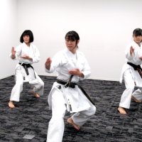 形を披露する選手たち