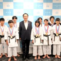 全国初Ｖ、県メダル報告　市川の空手団体「明桜塾」　鍛えた選手、活躍光る　高２沢木さん、中学生６人