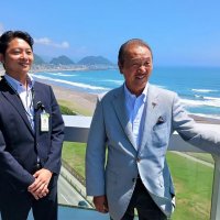 外房の海を背に取材に応じる亀田隆明理事長（右）と俊明院長＝鴨川市
