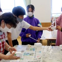 「太陽くん」像一緒に制作　長生　地元女性と中学生交流
