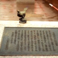 ２本足で固定されていた当時のハトの像（西川さん提供）