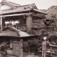１９５０年ごろ撮影された木造２階建ての旧館（かぢや旅館提供）
