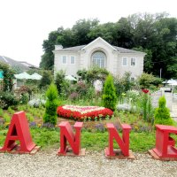 第五中学の近くにオープンした「赤毛のアン」カフェ。「ＡＮＮＥ」のオブジェが目印だ＝６月、市川市