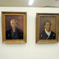 鈴木貫太郎の父・由哲（左）と母・きよの肖像画も、修復を終えて一緒に展示されている
