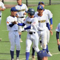 東海大市原望洋─中央学院　７回裏中央学院２死二塁、コールドをを決める適時二塁打を放ち、仲間とタッチを交わす青木（中央）＝ゼットエー