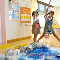 アクリル板の魚ゲット　コロナ対策用品、遊びに再利用　船橋の児童ホーム
