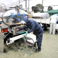 東日本大震災時の応急給水（県企業局提供）