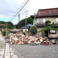 災害廃棄物が置かれた旅館「鶴乃家」の入口付近＝１１日、市原市戸面