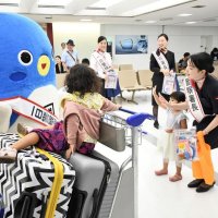 うなりくんと客室乗務員ら一日警察署長に　成田空港で交通安全啓発